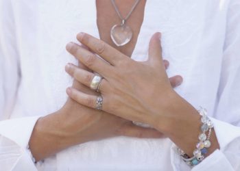 Hand auf das Herz Hand auf das Herz - Heilung